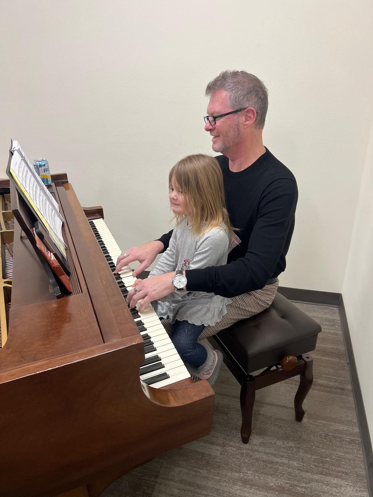Craig geeft pianoles aan een jonge beginner